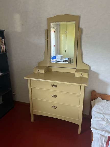Mycket fin byrå med spegel små lådor och tre stora utdragslådor