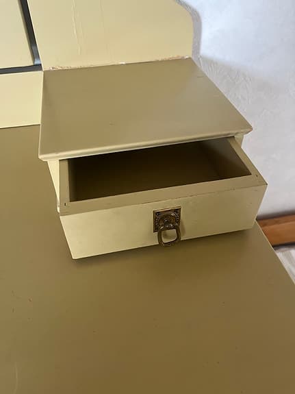 Mycket fin byrå med spegel små lådor och tre stora utdragslådor