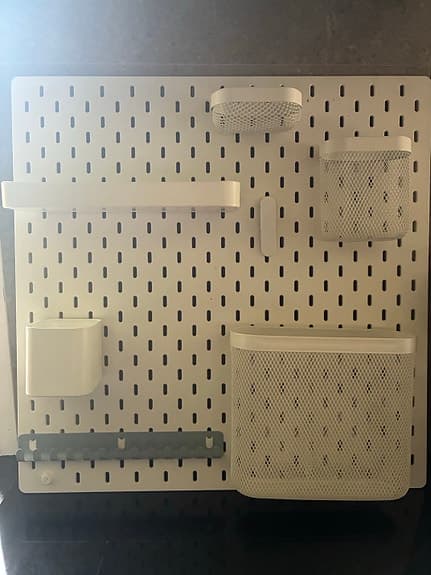IKEA förvaringstavla med krokar och behållare