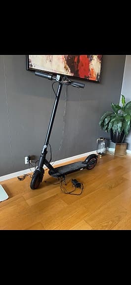Svart elscooter / elsparkcykel