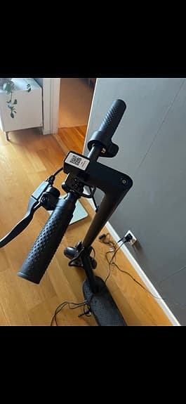 Svart elscooter / elsparkcykel