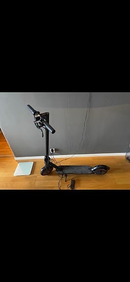 Svart elscooter / elsparkcykel