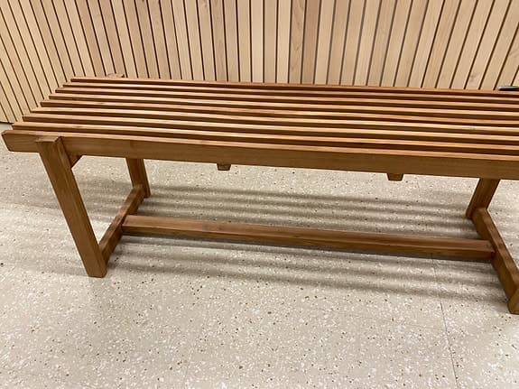 Träbänk i teak med ribbor