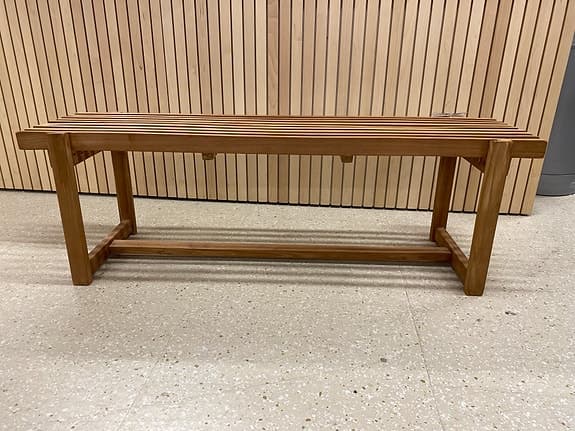 Träbänk i teak med ribbor