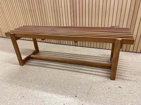 Träbänk i teak med ribbor