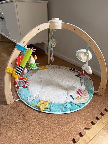 Babygym i trä med mjuk matta