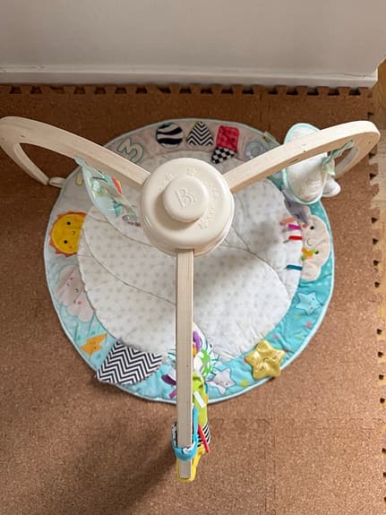Babygym i trä med mjuk matta