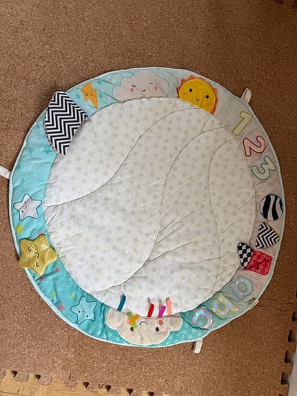 Babygym i trä med mjuk matta