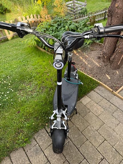 Svart el-scooter med sadel