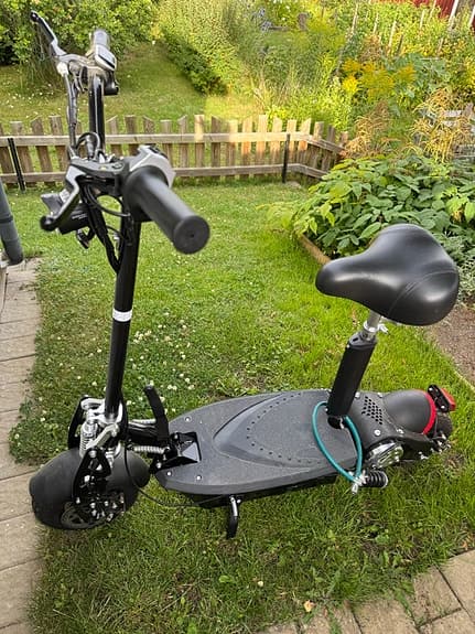 Svart el-scooter med sadel