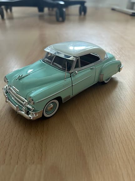 Modellbil retro personbil turkos/vit