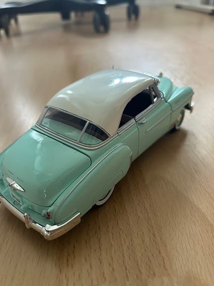 Modellbil retro personbil turkos/vit