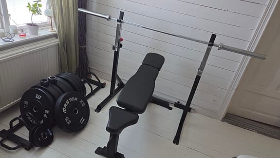 Master Fitness träningsbänk med skivstång, ställ och vikter