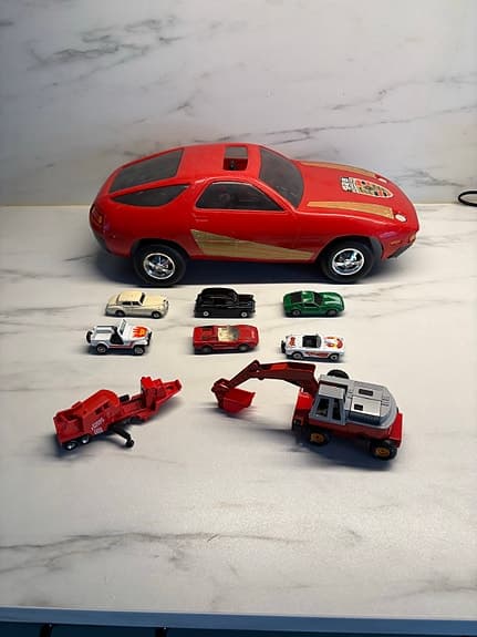 leksaksbilar set med röd Porsche och småbilar