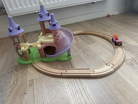 BRIO sagoslott med tågbana och figurer