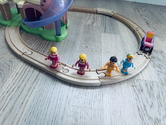 BRIO sagoslott med tågbana och figurer