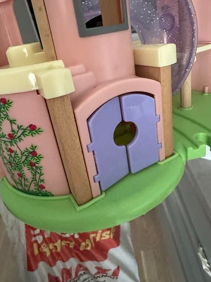 BRIO sagoslott med tågbana och figurer