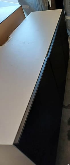 förvaring med tre dörrar, svarta luckor och vit stomme