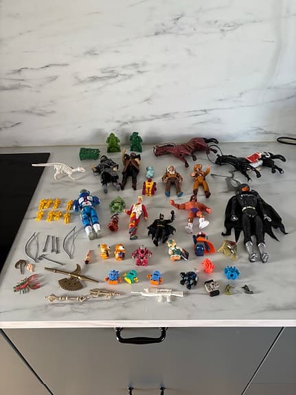 Blandade äldre actionfigurer och tillbehör