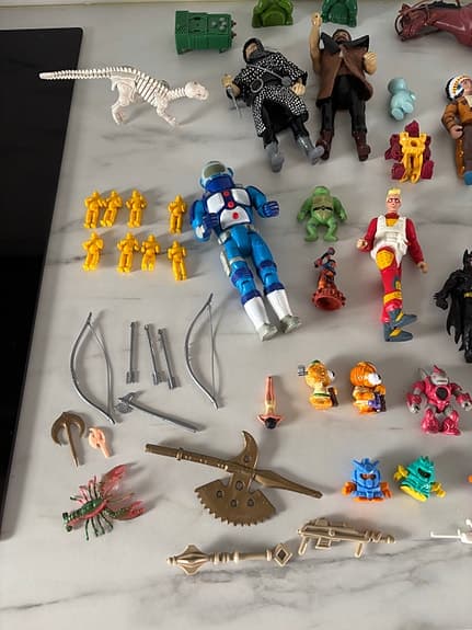 Blandade äldre actionfigurer och tillbehör