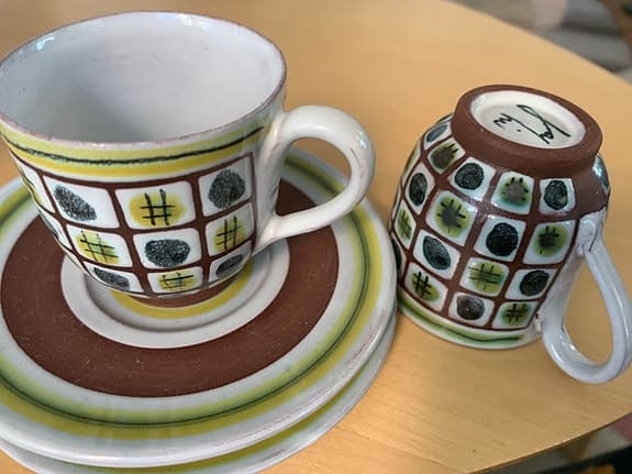 Kaffekoppar med fat keramik mönstrade