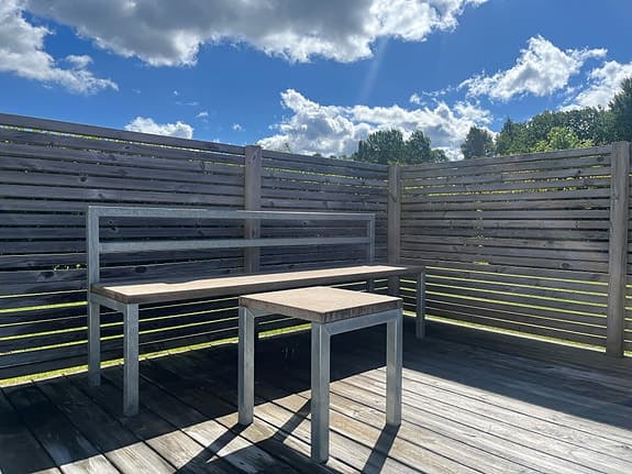 Betongbänk och tillhörande pall från Grafitgrå