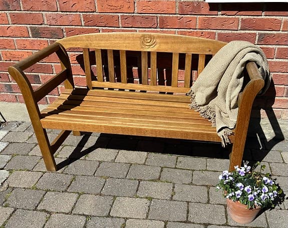 Träbänk för uteplats/trädgård