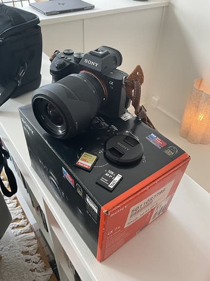 Sony A7 III med tre objektiv + minneskort + tripod + blixt + väska