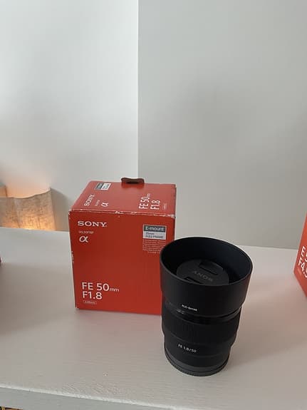 Sony A7 III med tre objektiv + minneskort + tripod + blixt + väska