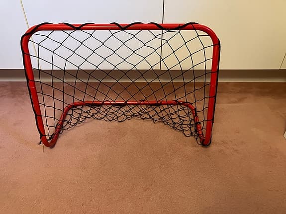 Litet innebandymål rött med nät