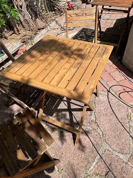 Trädgårdsbord med 3 fällbara stolar i trä