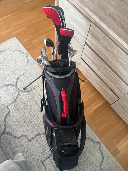 Golfset med bag och klubbor svart/röd