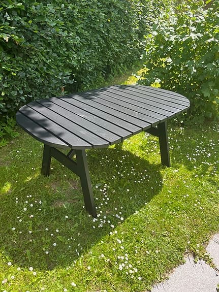 Svart trädgårdsbord i solit trä