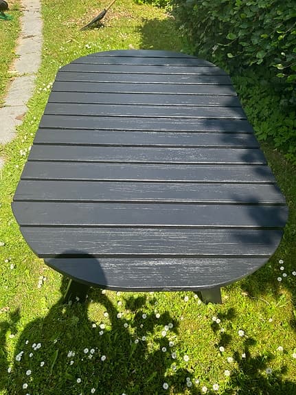 Svart trädgårdsbord i solit trä