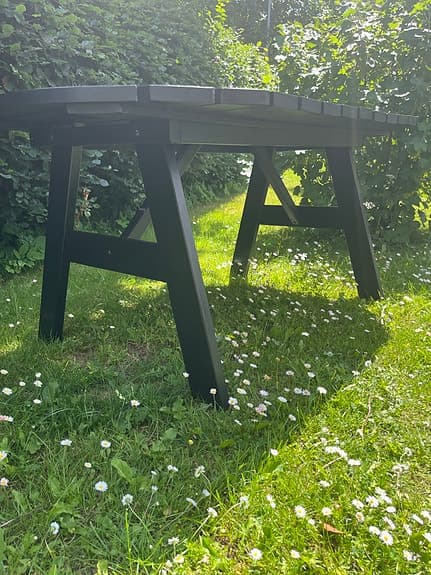 Svart trädgårdsbord i solit trä