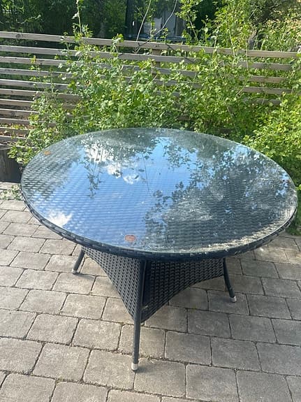 Runt trädgårdsbord i konstrotting med glasskiva