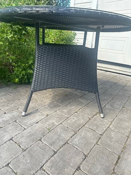 Runt trädgårdsbord i konstrotting med glasskiva