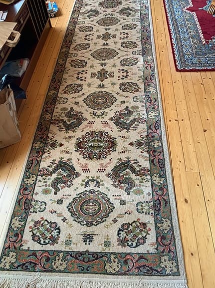 Orientalisk gångmatta i beige och gröna toner