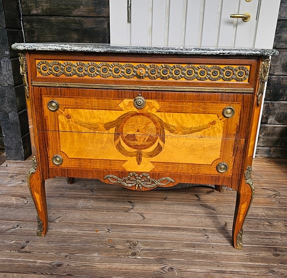 En Stor Maffig Stor Gustaviansk Byrå med Intarsia och Marmor Topp