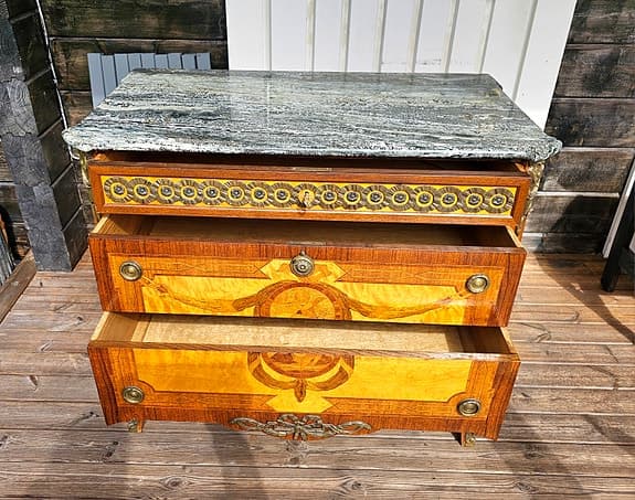 En Stor Maffig Stor Gustaviansk Byrå med Intarsia och Marmor Topp