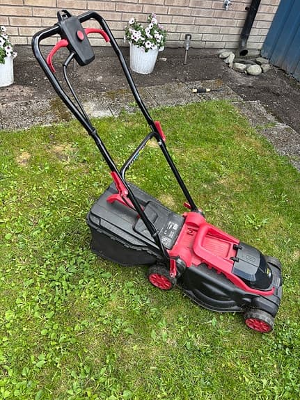 Batteridriven gräsklippare med uppsamlare, kan fixas, reservdelsobjekt