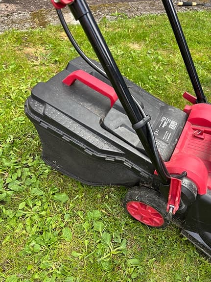 Batteridriven gräsklippare med uppsamlare, kan fixas, reservdelsobjekt