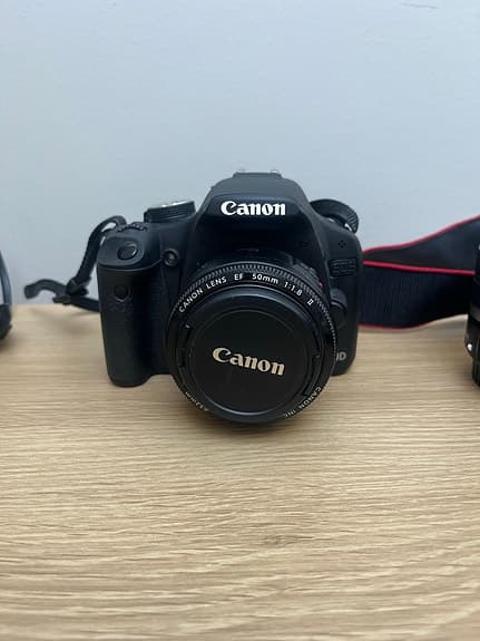 Canon 500D EOS digital systemkamera med 18–55mm objektiv + 50mm 1:1.8
