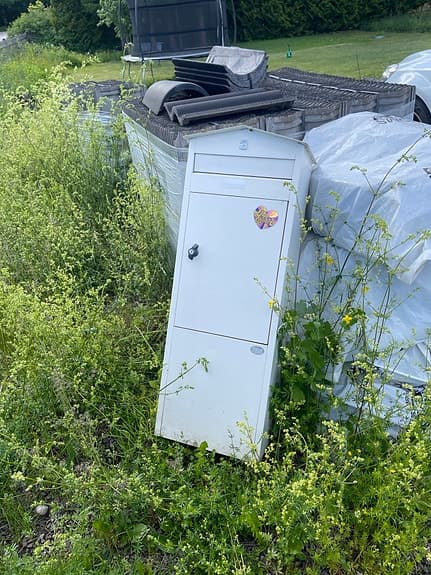 Vit postlåda / paketlåda med lås