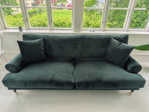 Soffgrupp Andrew i mörkgrön sammet. Soffa 3-sits + fåtölj + fotpall