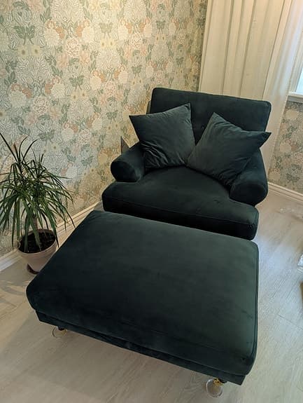Soffgrupp Andrew i mörkgrön sammet. Soffa 3-sits + fåtölj + fotpall