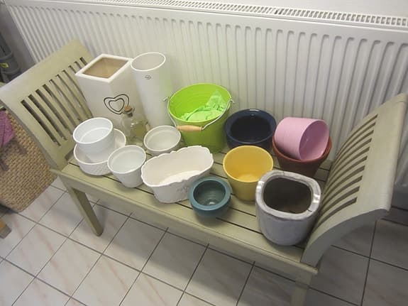 Blandade krukor och ytterkrukor i olika storlekar.