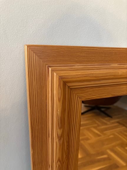 Äldre spegel med träram träspegel