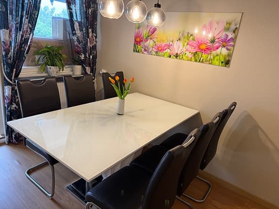 Elegant matgrupp med 6 stolar säljes – mycket fint skick!