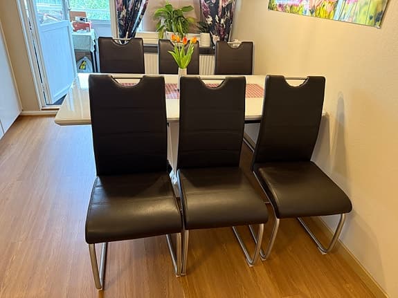 Elegant matgrupp med 6 stolar säljes – mycket fint skick!